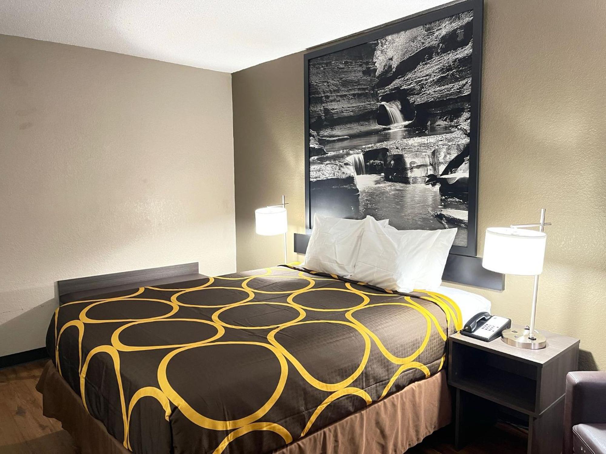 Super 8 By Wyndham Ithaca Otel Dış mekan fotoğraf