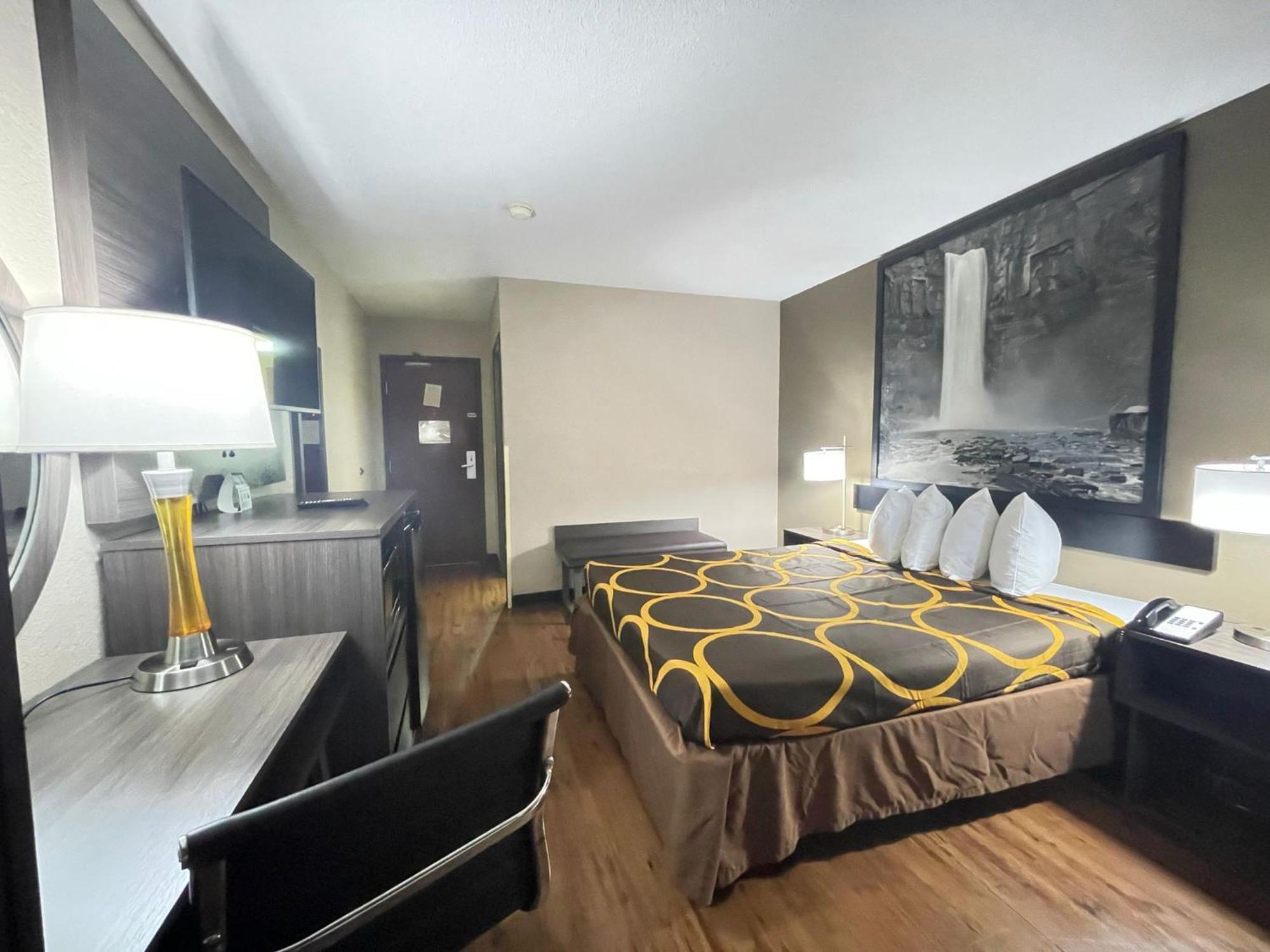 Super 8 By Wyndham Ithaca Otel Dış mekan fotoğraf
